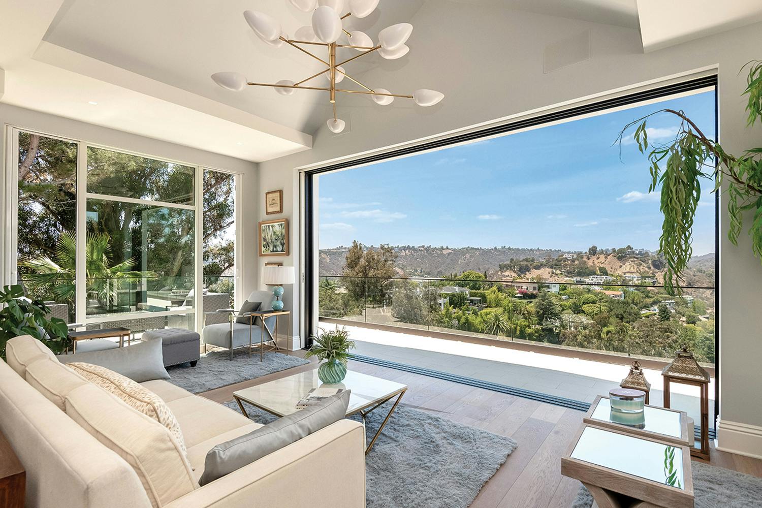 Kolbe&circledR; multi-slide doors cleanly pocket into the walls, fully opening the home to outdoor vistas and canyon breezes.|Photo &copy; Adrian Van Anz