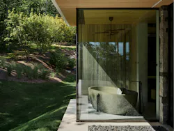Surrounded by glass, this tub allows users to feel like they are bathing in nature. Surrounded by glass, this tub allows users to feel like they are bathing in nature.